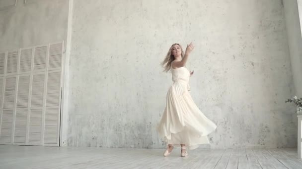 elegantní mladé tanečnice tančí balet v lehké šaty a Pointe. Krása a půvab mládí. Zpomalený pohyb - Záběry, video