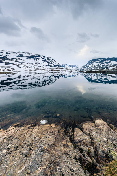 Norway scenic mountains with frozen lake. - Zdjęcie, obraz