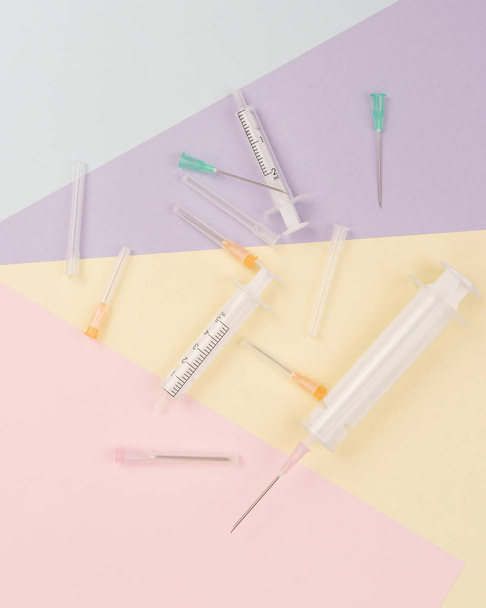 syringe on a colored background -cosmetic surgery - Foto, Bild