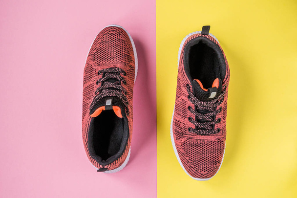 Sneakers su sfondo giallo e rosa vista dall'alto
 - Foto, immagini