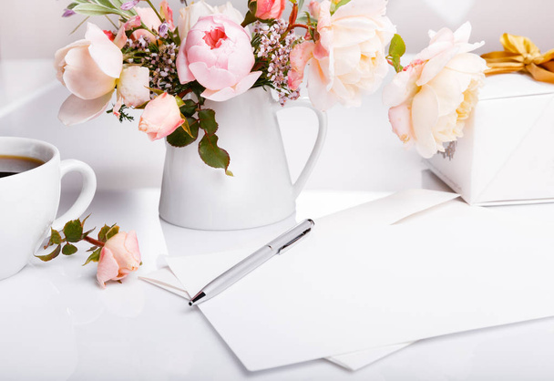 白地ピンク イングリッシュ ・ ローズの手紙、ペン、白封筒。招待状または愛の手紙。誕生日、母のバレンタイン、女性、結婚式の日の概念. - 写真・画像