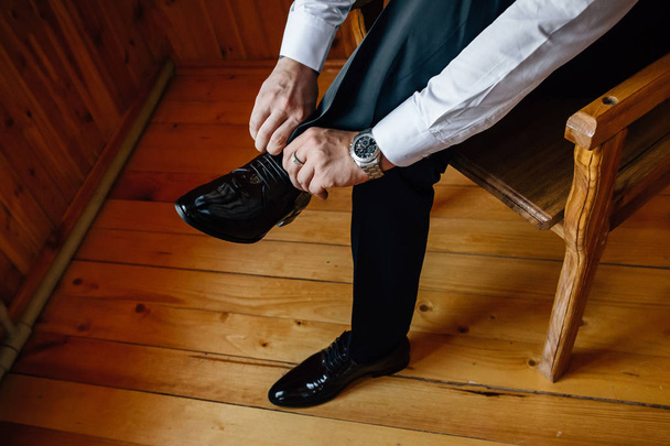 man puts on shoes - Фото, изображение