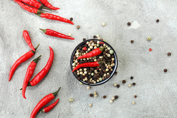 pimentão de pássaro quente vermelho com grãos de pimenta
 - Foto, Imagem