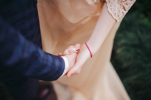 Menyasszony és a vőlegény a kézen - Fotó, kép