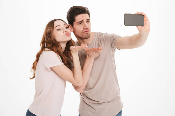 Εκπληκτικό και κομψό άτομα άνδρας και η γυναίκα που κάνει selfie στο κινητό p - Φωτογραφία, εικόνα