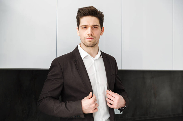 Serious young businessman - Foto, afbeelding