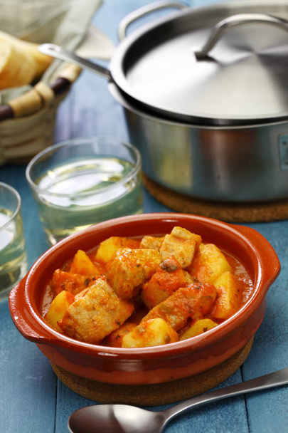 marmitako, tonnikala- ja perunamuhennos, espanjalainen baskiruoka
 - Valokuva, kuva
