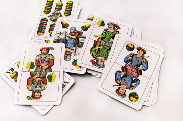 Hrací karty na bílém pozadí, zblízka - Fotografie, Obrázek