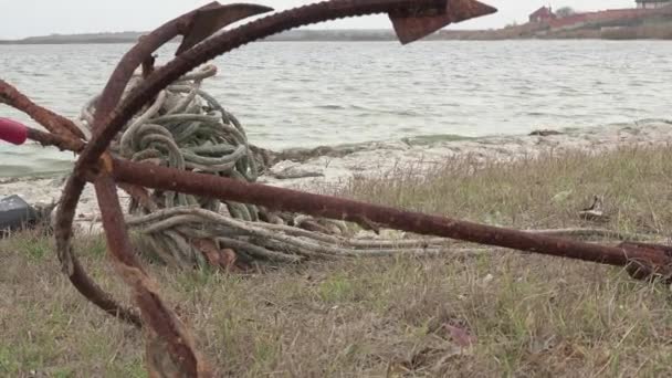 παλιά σκουριασμένα άγκυρα βρίσκεται στην όχθη του ποταμού - Πλάνα, βίντεο