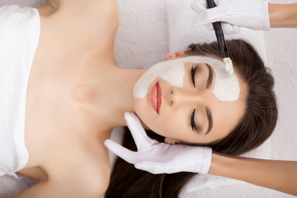 Terapia de spa para mujeres jóvenes que tienen máscara facial en el salón de belleza
 - - Foto, imagen