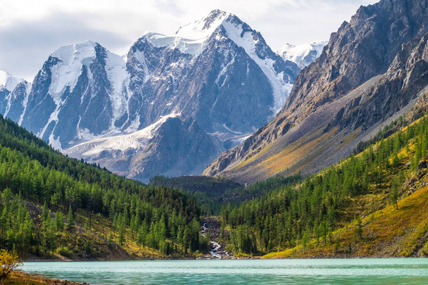 Mountain landscape. Mountain lake Shavlinskoe in the republic of Altai. - Фото, изображение