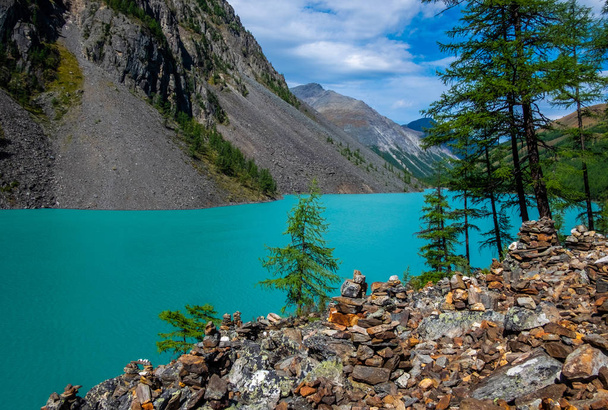 Paisaje de montaña. Lago de montaña Shavlinskoe en la república de Altai
. - Foto, imagen