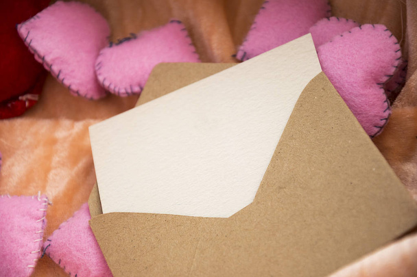 Lege liefdesbrief over speelgoed hart vormen. Uitnodiging voor de dag van Valentijnskaarten concept. - Foto, afbeelding