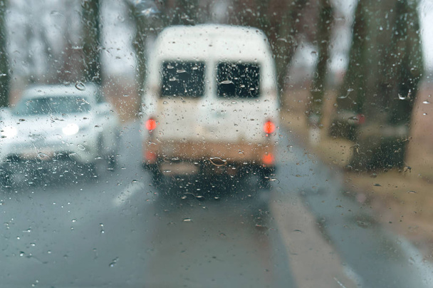 дощ на склі, їхати по шосе під сильним дощем, дощі на склі автомобіля, мокрий асфальт
 - Фото, зображення