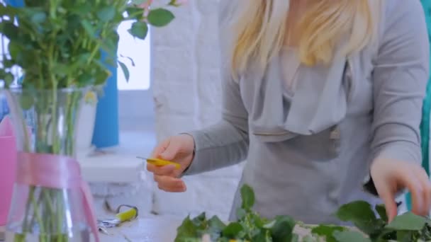 Επαγγελματίας ανθοπώλης που εργάζεται με λουλούδια στο στούντιο - Πλάνα, βίντεο