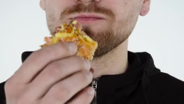 człowiek zje hamburgera - Materiał filmowy, wideo