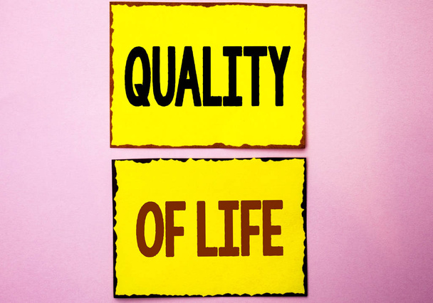 Textschreiben ist Lebensqualität. Geschäftskonzept für guten Lebensstil Glück genussvolle Momente Wohlbefinden auf gelben Haftnotizen auf rosa Hintergrund geschrieben. - Foto, Bild