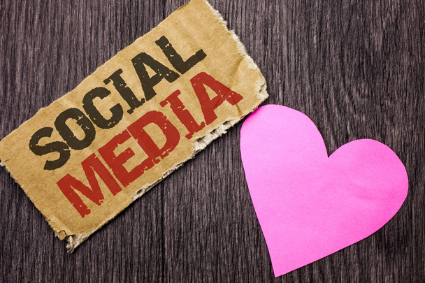 A kézírás szöveg szociális média. Koncepció, azaz kommunikációs Chat Online üzenetküldő Share Közösség társadalmi írott-ra karton darab szerelmes szívvel fából készült háttér. - Fotó, kép