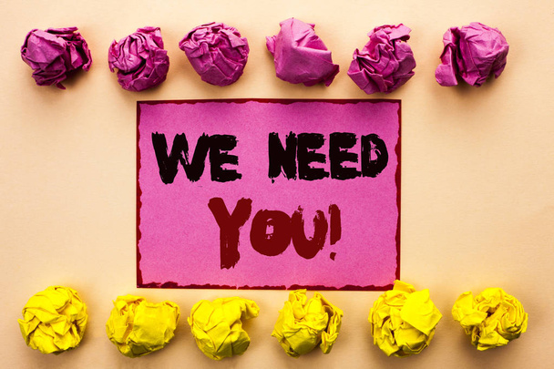 Wir brauchen Deinen Motivationsanruf. Geschäftskonzept für Unternehmen will Mitarbeiter einstellen, die auf rosa Klebepapier auf dem schlichten Hintergrund Papier-Kugeln geschrieben. - Foto, Bild