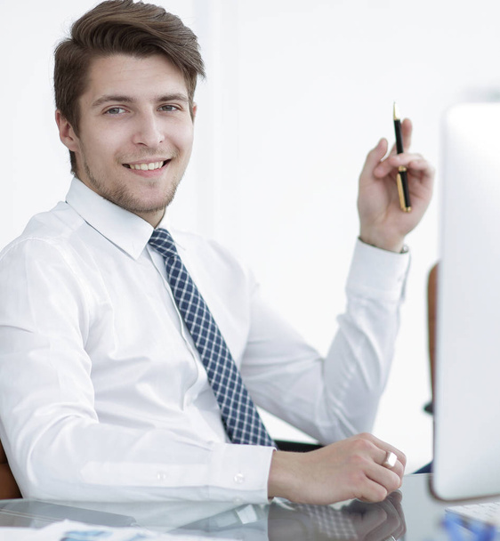 employee,sitting in front of the laptop - Valokuva, kuva