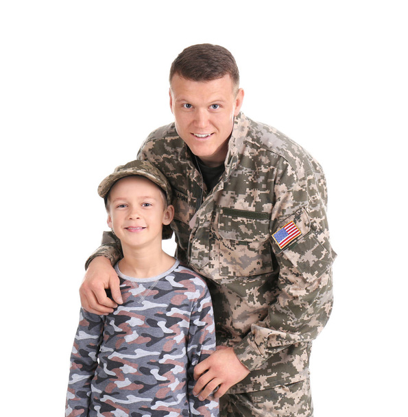 Soldado do sexo masculino com o filho no fundo branco. Serviço militar
 - Foto, Imagem