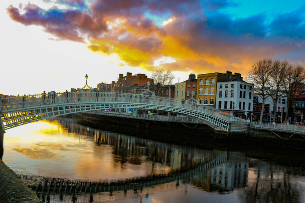 Дублінська нічна сцена з мостом Ха'пенні і річковими вогнями Ліффі. Ірландія. Дуже популярне місце для відвідин в Дубліні. Цей міст раніше вимагав півкопійки, щоб перетнути звідси і назву.. - Фото, зображення