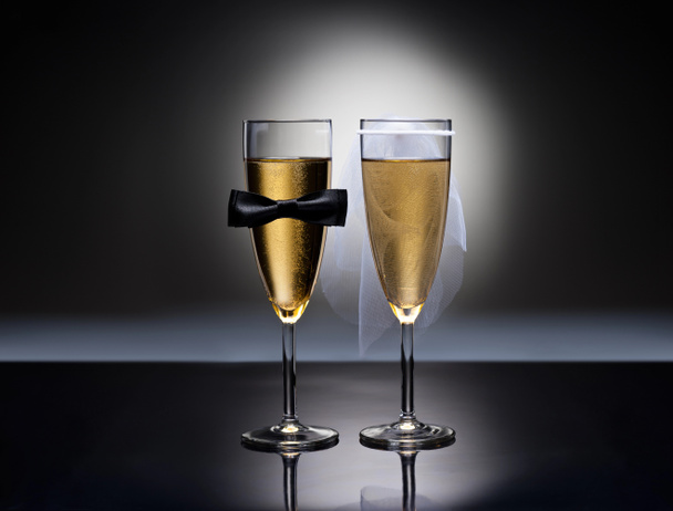 champagneglazen met conceptuele heteroseksuele decoratie - Foto, afbeelding