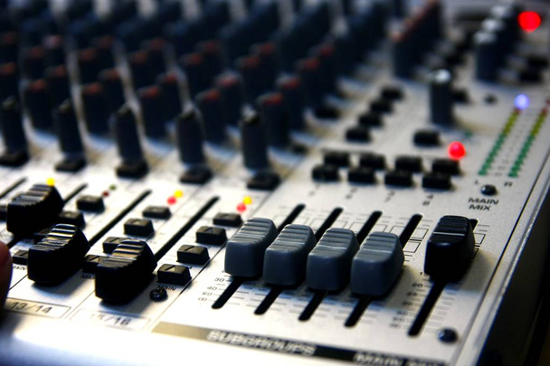 Mixer sonoro di uno studio di registrazione
 - Foto, immagini