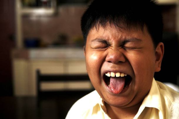 Ασίας αγόρι με την αστεία έκφραση του προσώπου - Φωτογραφία, εικόνα