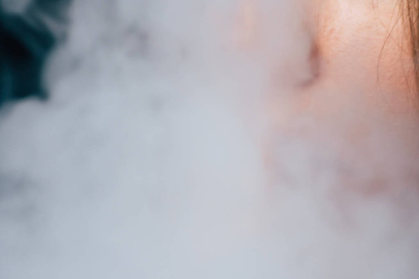 Жінка курить бур'ян з канабісу, суглоб і запальничка в руках. Дим на чорному тлі. Концепції медичного вживання марихуани та легалізації канабісу
. - Фото, зображення