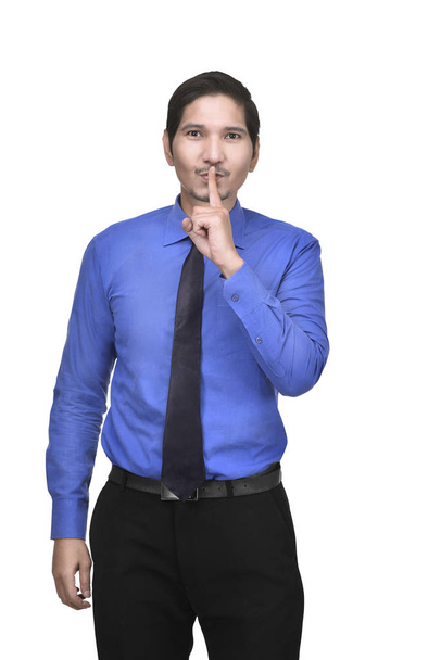 Bild von asiatischen Geschäftsmann Schweigegegeste mit dem Finger auf den Lippen isoliert über weißem Hintergrund - Foto, Bild