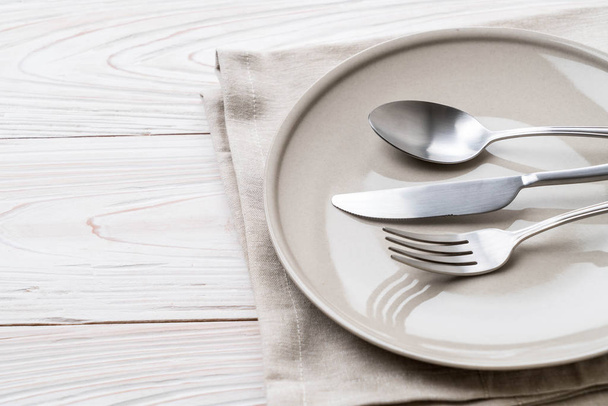 empty plate spoon fork and knife - Foto, afbeelding