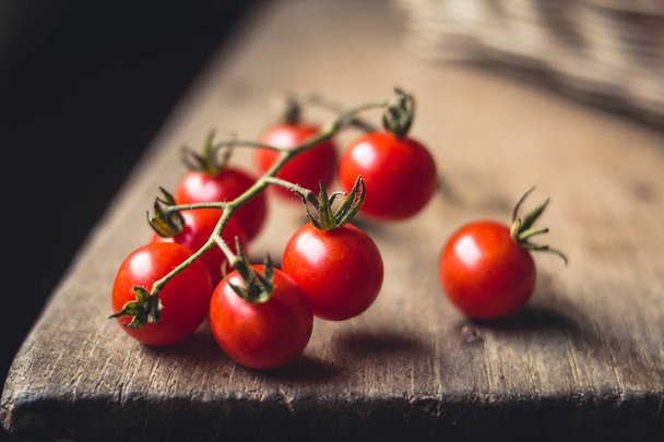 Φρέσκια ντομάτα cherry σε καλάθι  - Φωτογραφία, εικόνα