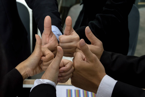 Many business people are handing thumbs up. - Φωτογραφία, εικόνα