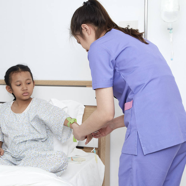 Pielęgniarka opiekuje się dziewczyna - Zdjęcie, obraz