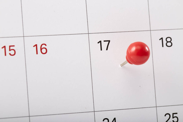 pin rojo en el calendario para recordar
 - Foto, imagen