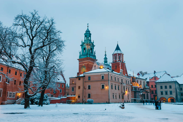 Zamek na Wawelu w Krakowie o zmierzchu. Kraków jest jednym z najbardziej znanych symboli w Polsce - Zdjęcie, obraz