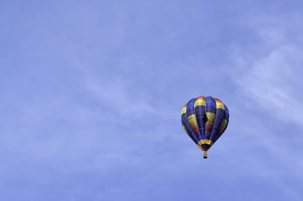 Heißluftballon am Himmel - Foto, Bild