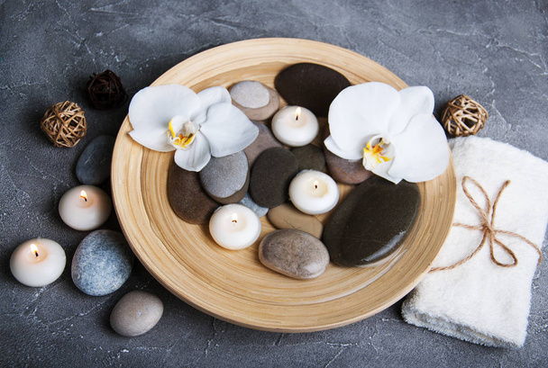 Concept de spa avec orchidées blanches
 - Photo, image
