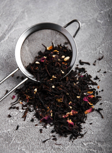 Dry black tea and tea strainer with chain - Photo, Image