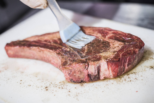 il cuoco taglia carne cruda
 - Foto, immagini