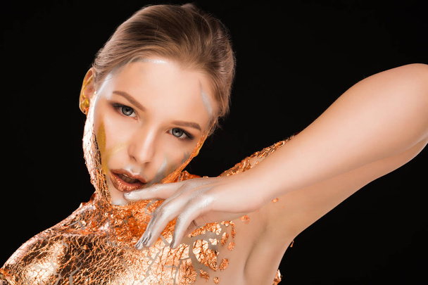 Modeporträt des blonden Models mit Kupferfolie im Gesicht, n - Foto, Bild