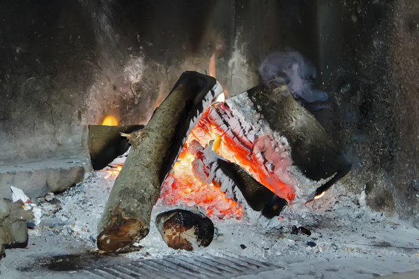 Brennholz in einem brennenden Kamin - Foto, Bild