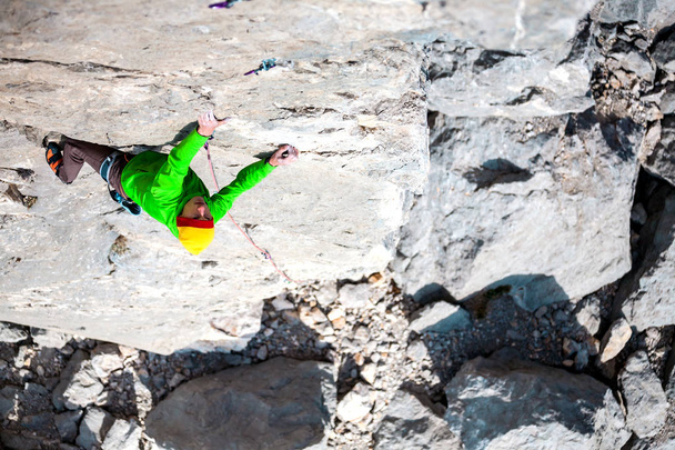 Un homme grimpe le rocher
. - Photo, image