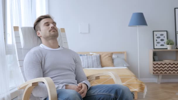 Сплячий втомлений чоловік середнього віку розслабляється на випадковому стільці
 - Кадри, відео