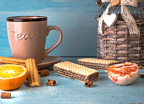 fincan çay veya kahve, Hollandalı çerez stroopwafel ile sabah sahne, Hediyelik eşya, mavi masada Delfts mavi - Fotoğraf, Görsel