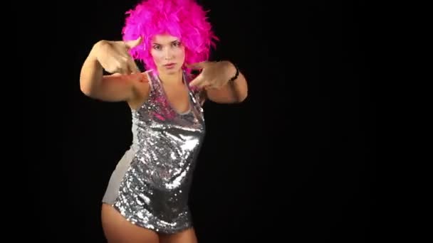 een sexy vrouw danst met roze gek kapsel - Video