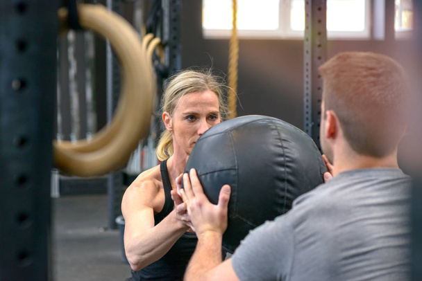 Man and woman working out with a medicine ball - Foto, Bild