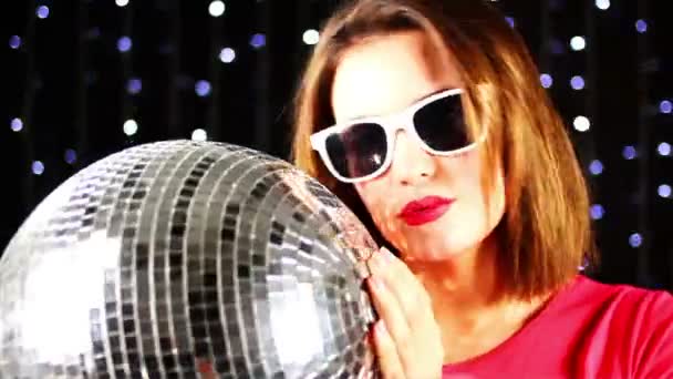 Egy szexi nő táncol a discoball - Felvétel, videó