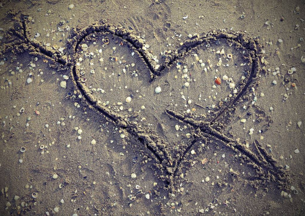 simbolo del cuore con freccia sulla spiaggia vincere effetto vintage
 - Foto, immagini